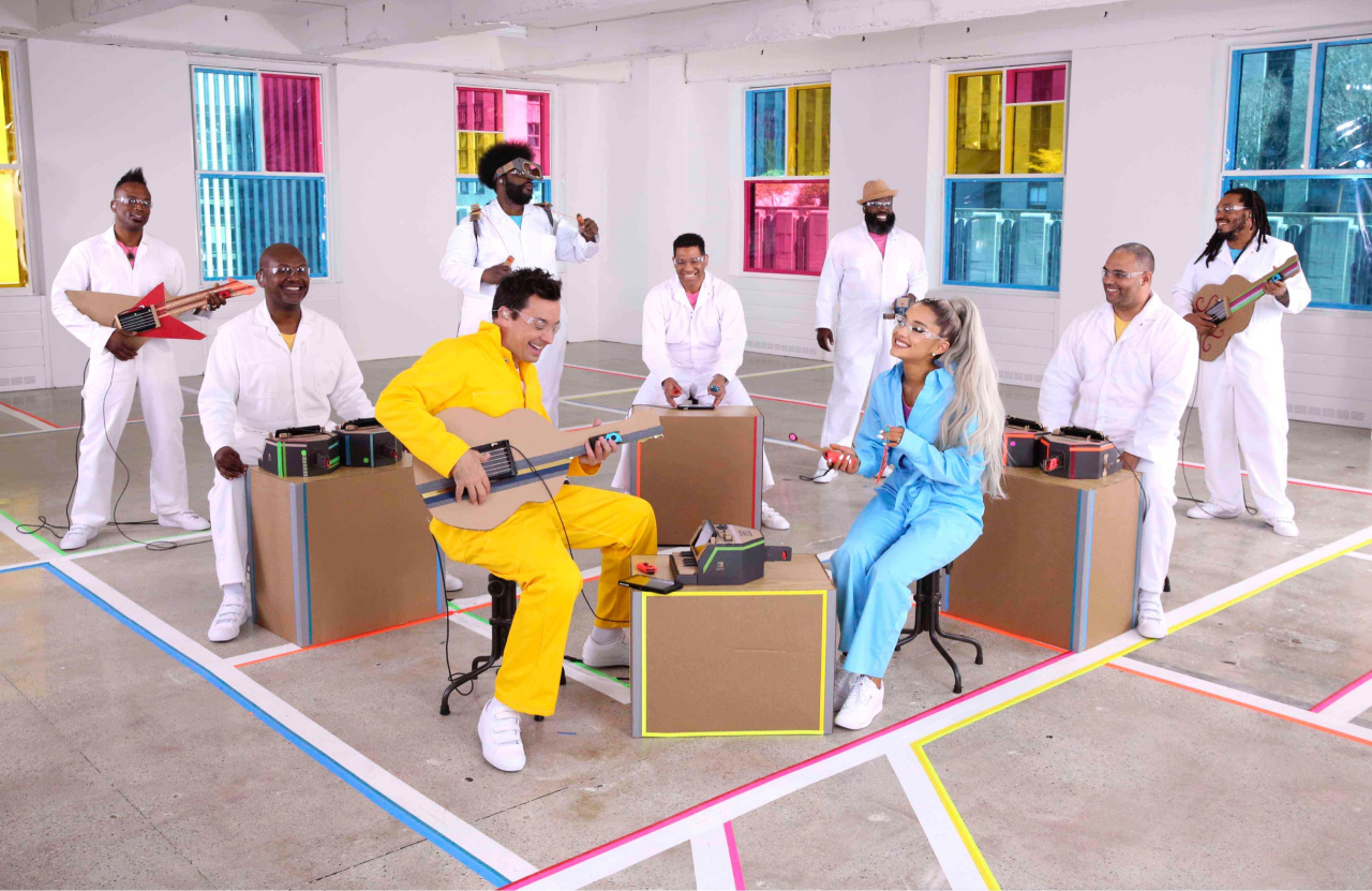 Ariana Grande And Jimmy Fallon Make Sweet Music With Cardboard Instruments
