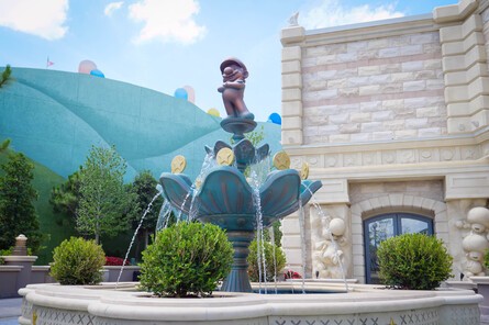 Just outside the shop, you'll find this fountain which makes for a nice spot to stop and take a breather if you need, just make sure you've applied some sunscreen to help beat that angry heat