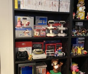 Yes, it's the Qbby amiibo at the top of the bookcase, Vectrex at the bottom, and Reggie's signature on the boxing glove.