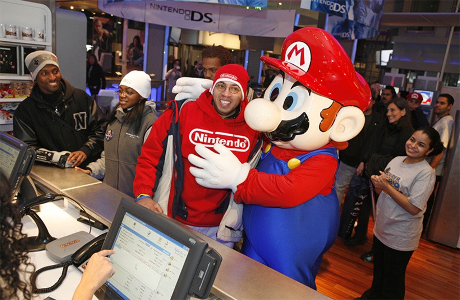 Mario congratulates Julio Sarmiento at Nintendo World