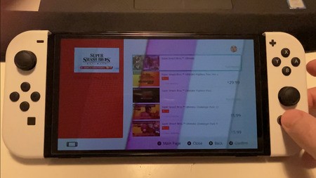 Snímky obrazovky nasnímané z videa s frekvenciou 240 FPS ukazujú náš prepínač OLED v nastaveniach vysokého a nízkeho jasu.  Vpravo môžete vidieť nahé neviditeľné pruhovanie