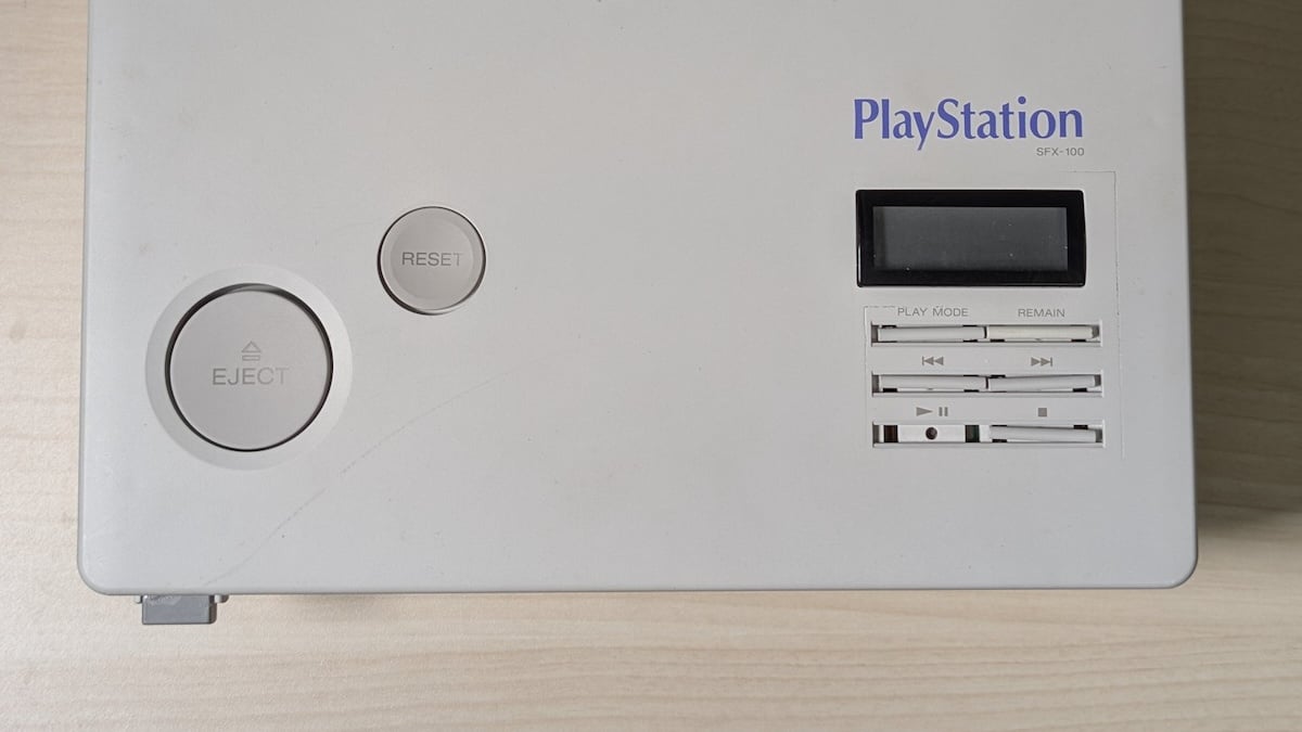 ランダム：ハングアップ、ソニー獣医ケンクタラギには、食器棚に座っている「SNES PlayStation」があります