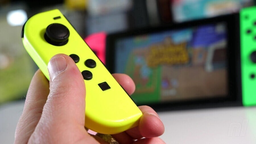 Joy-Con fotoğraflarımızın tamamı erkek ellere aittir.  Bunu hayal edin, ama daha uzun tırnaklarla ve ÇOK daha fazla mücevherle ve bu temelde benim