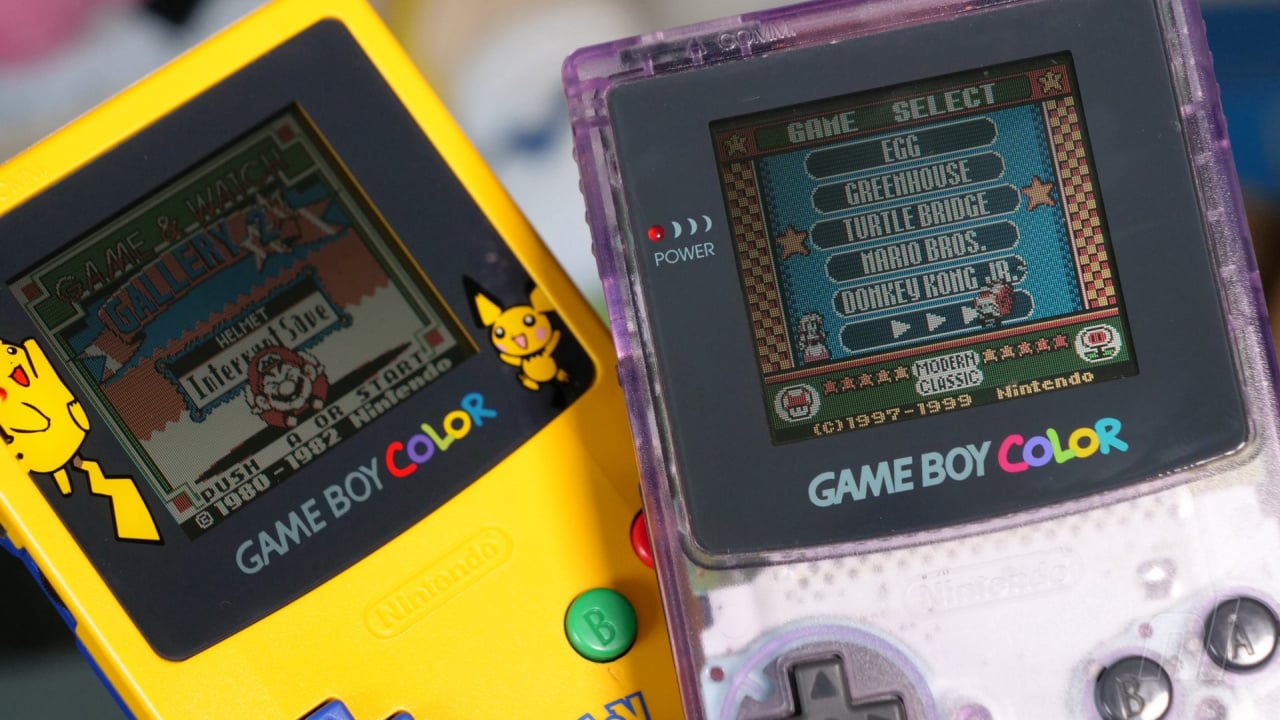 Dois portateis Game Boy Color rodando jogos