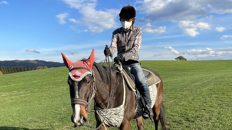 Sakurai a caballo