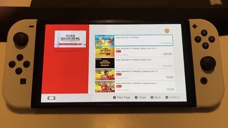 Snímky obrazovky nasnímané z videa s frekvenciou 240 FPS ukazujú náš prepínač OLED v nastaveniach vysokého a nízkeho jasu.  Vpravo môžete vidieť nahé neviditeľné pruhovanie