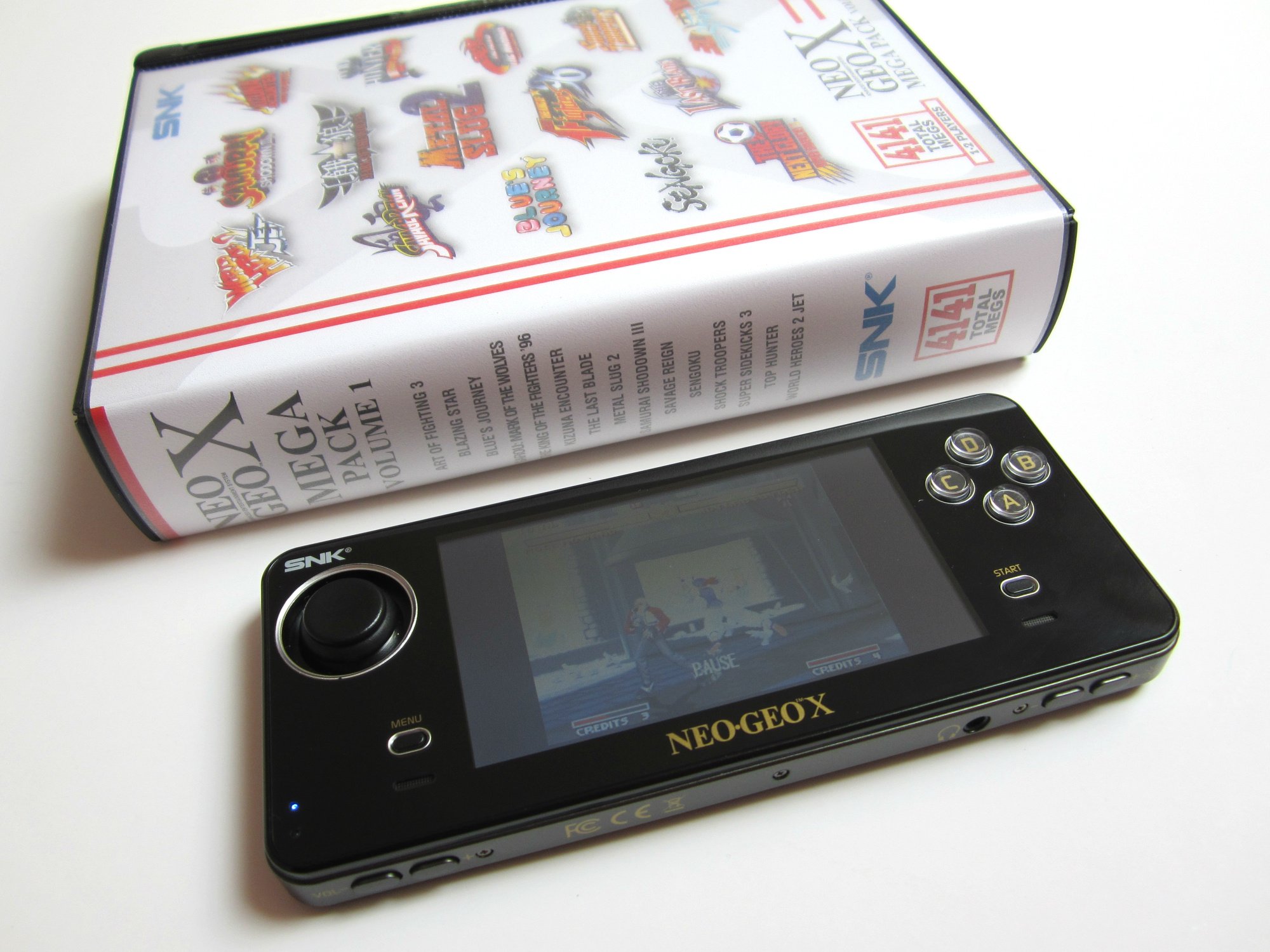 海外で買 ネオジオX 携帯用ゲーム本体