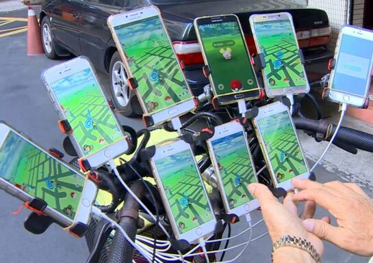 70 Year Old Man Plays Pokémon GO With 11 Smartphones Attached To His Bike
