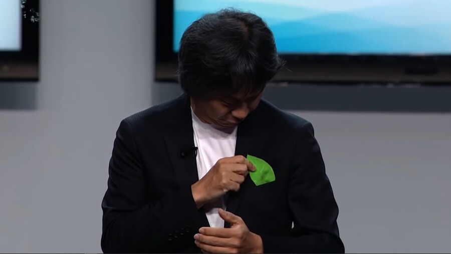 What colour was the Pikmin plush that Miyamoto took on stage to reveal Pikmin 3 at E3 2012?