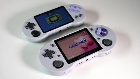 The RG353P takes inspiration from the PocketGo S30 (the uppermost console in the left-hand photo), which in turn takes inspiration from the SNES. You'll find an array of connections on the top edge of the RG353P (right)