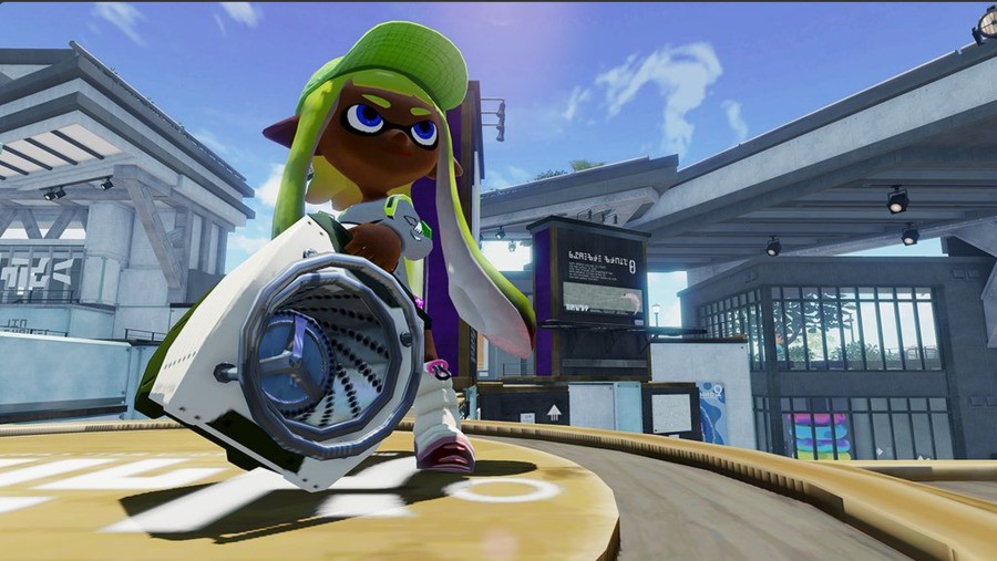 A defiant Splatoon character holding a Sloshing Machine. 