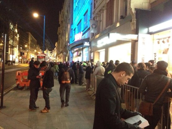 Here's the queue at Oxford St, London for the HMV Wii U launch - thanks @moomootown